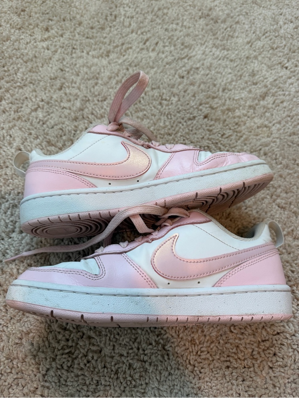 Nike Kids Low-Top Sneakers in Pink and White